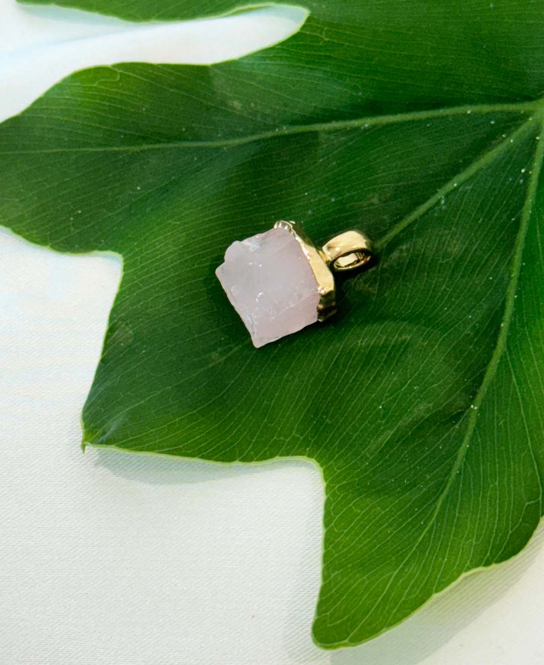 Natural crystal pendant | Golden detail