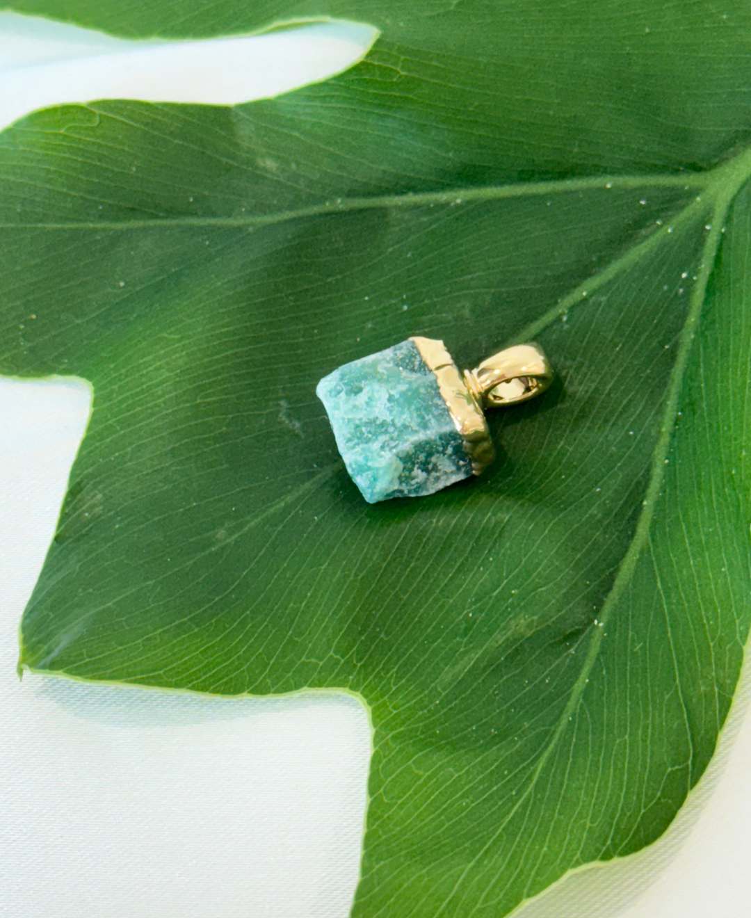 Natural crystal pendant | Golden detail