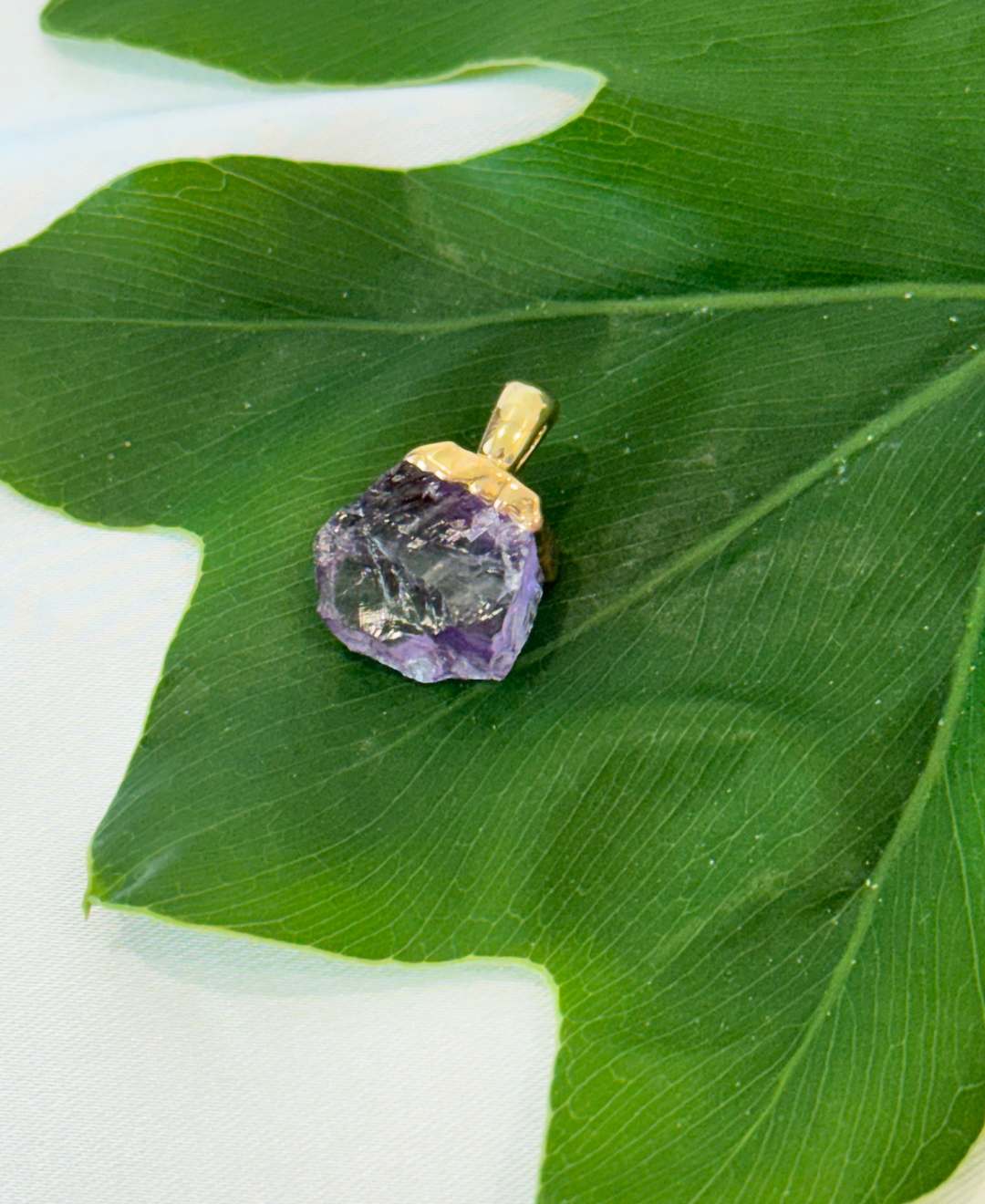 Natural crystal pendant | Golden detail