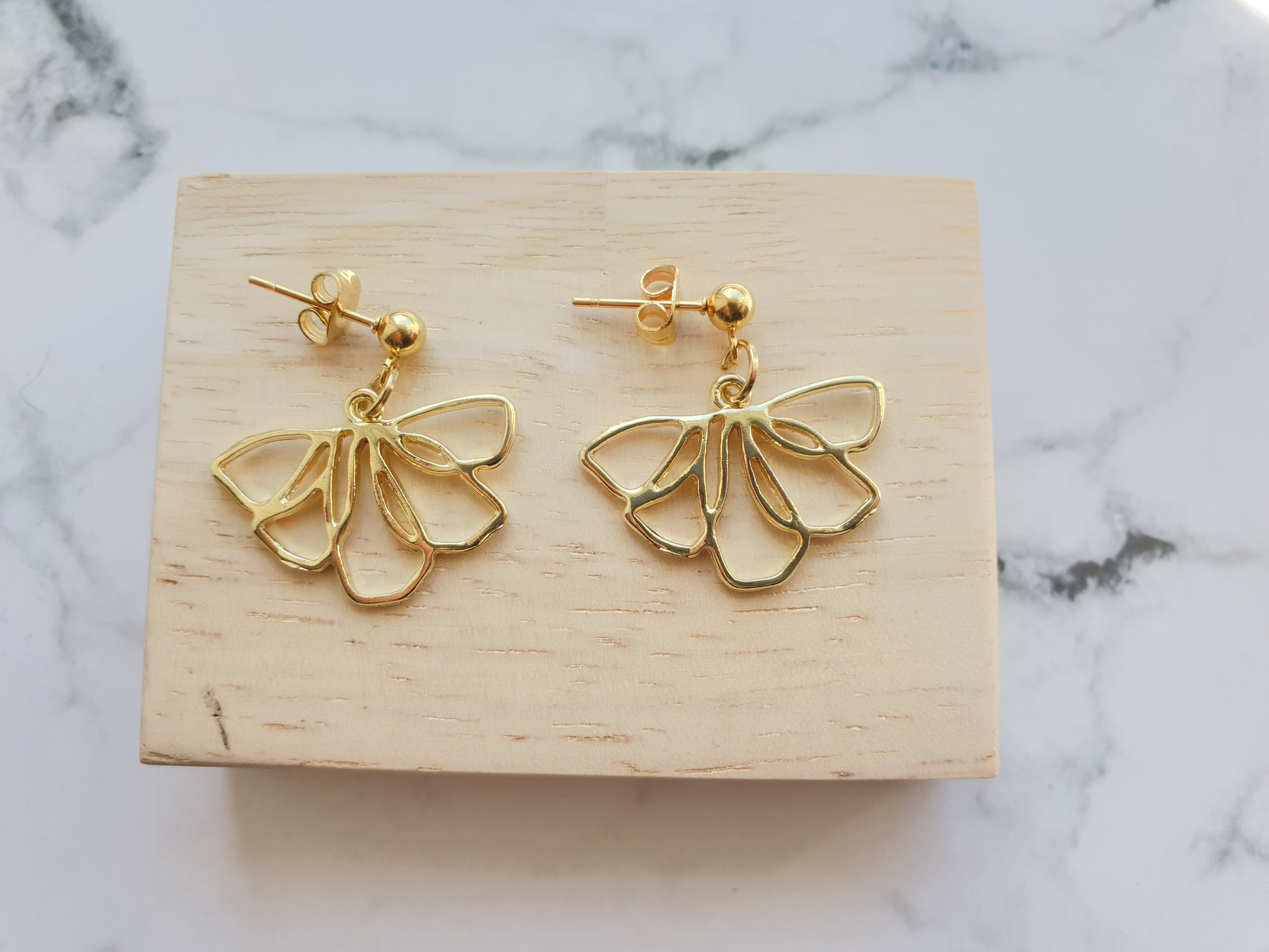 Half flower studs in gold