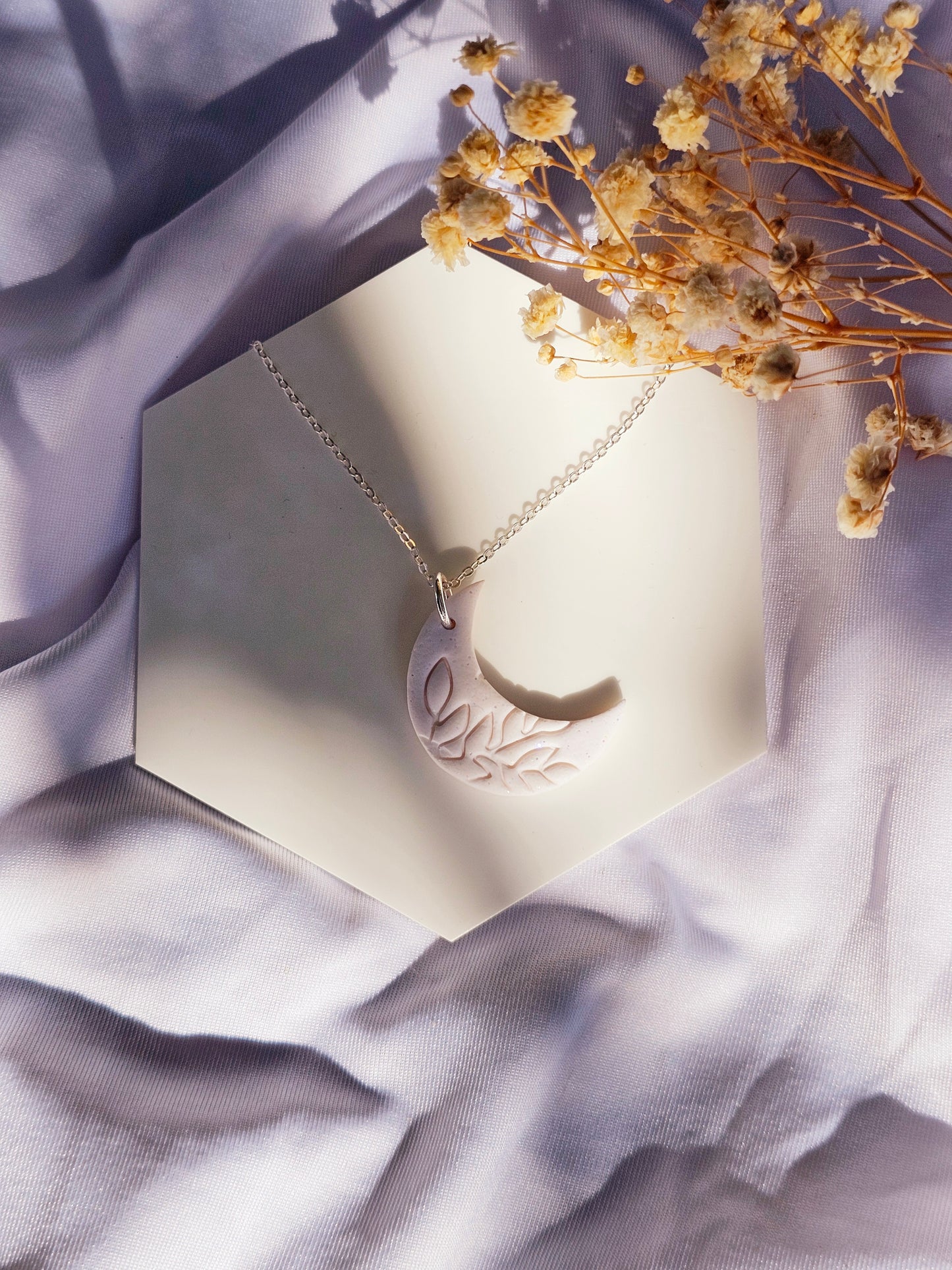 Moonlit necklace gold