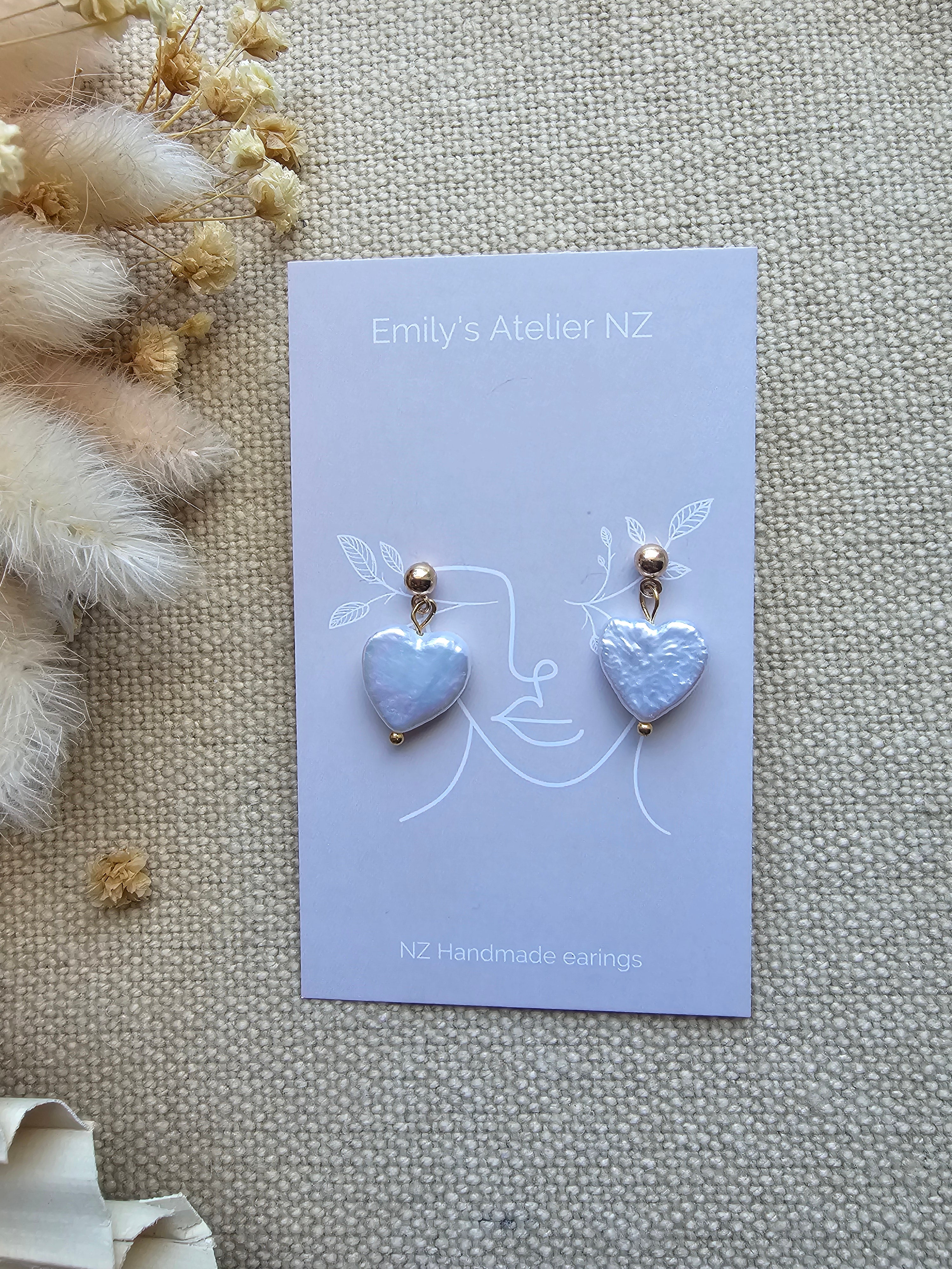 Freshwater Pearl heart stud gold